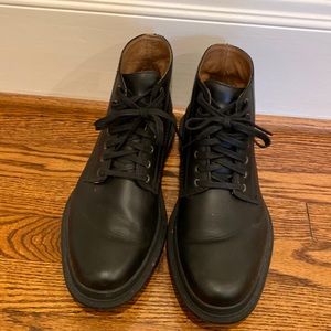 Sorel boots black men’s size 9. Only worn a few times. Lug soles. No salt stains